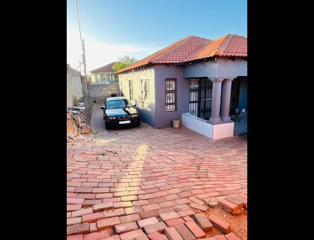 3 BEDROOM HOUSE FOR SALE IN COSMO CITY